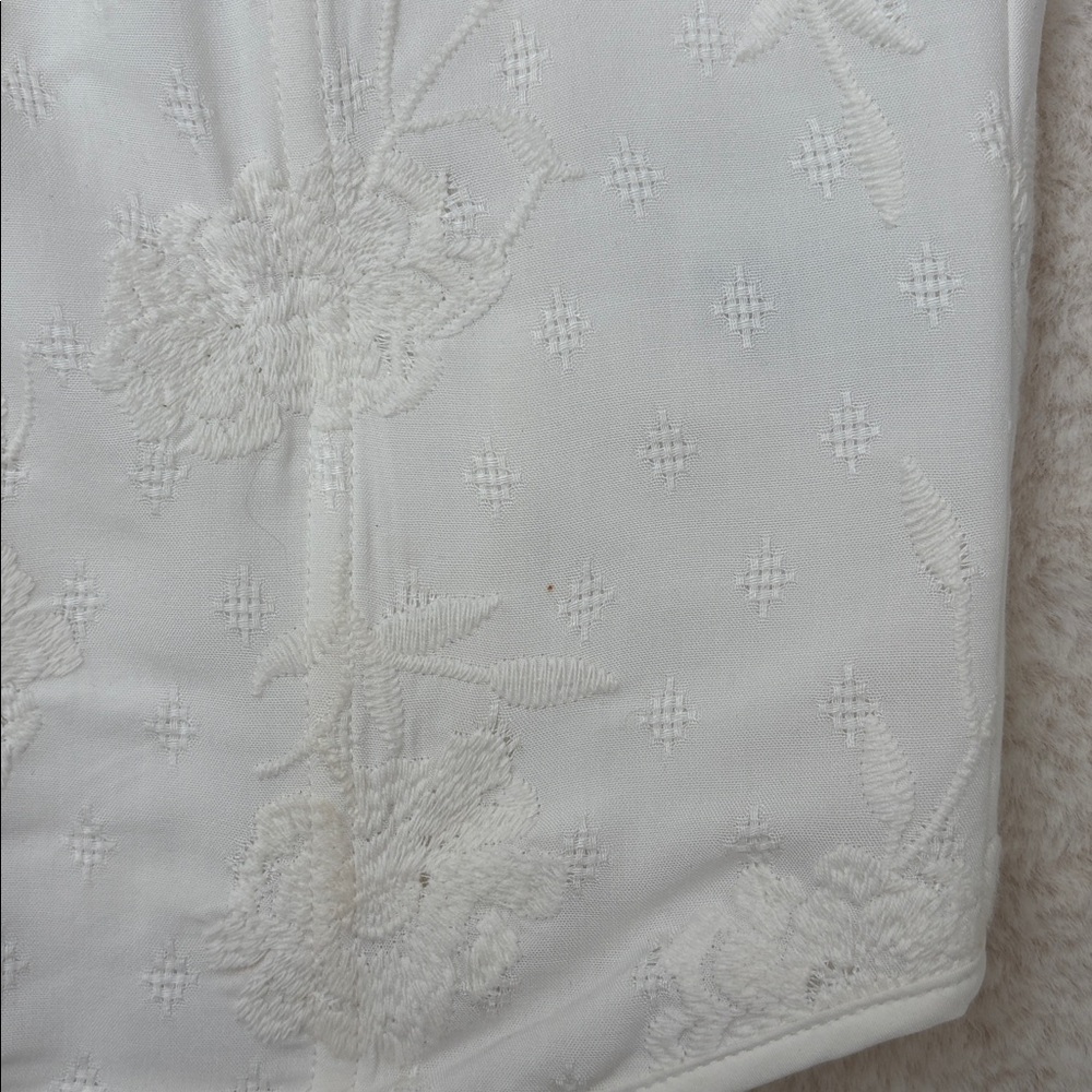 Elegant White Lace Crop Top - Picture 3 of 4